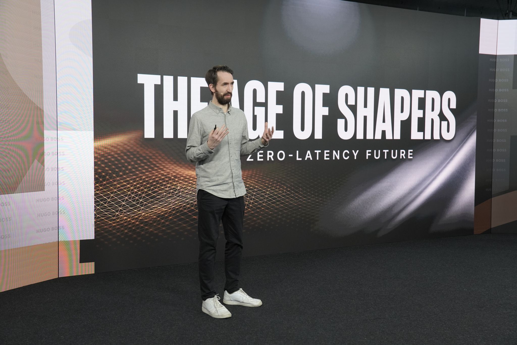 Jens Polomski auf der Bühne beim HUGO BOSS Event „The Age of Shapers“