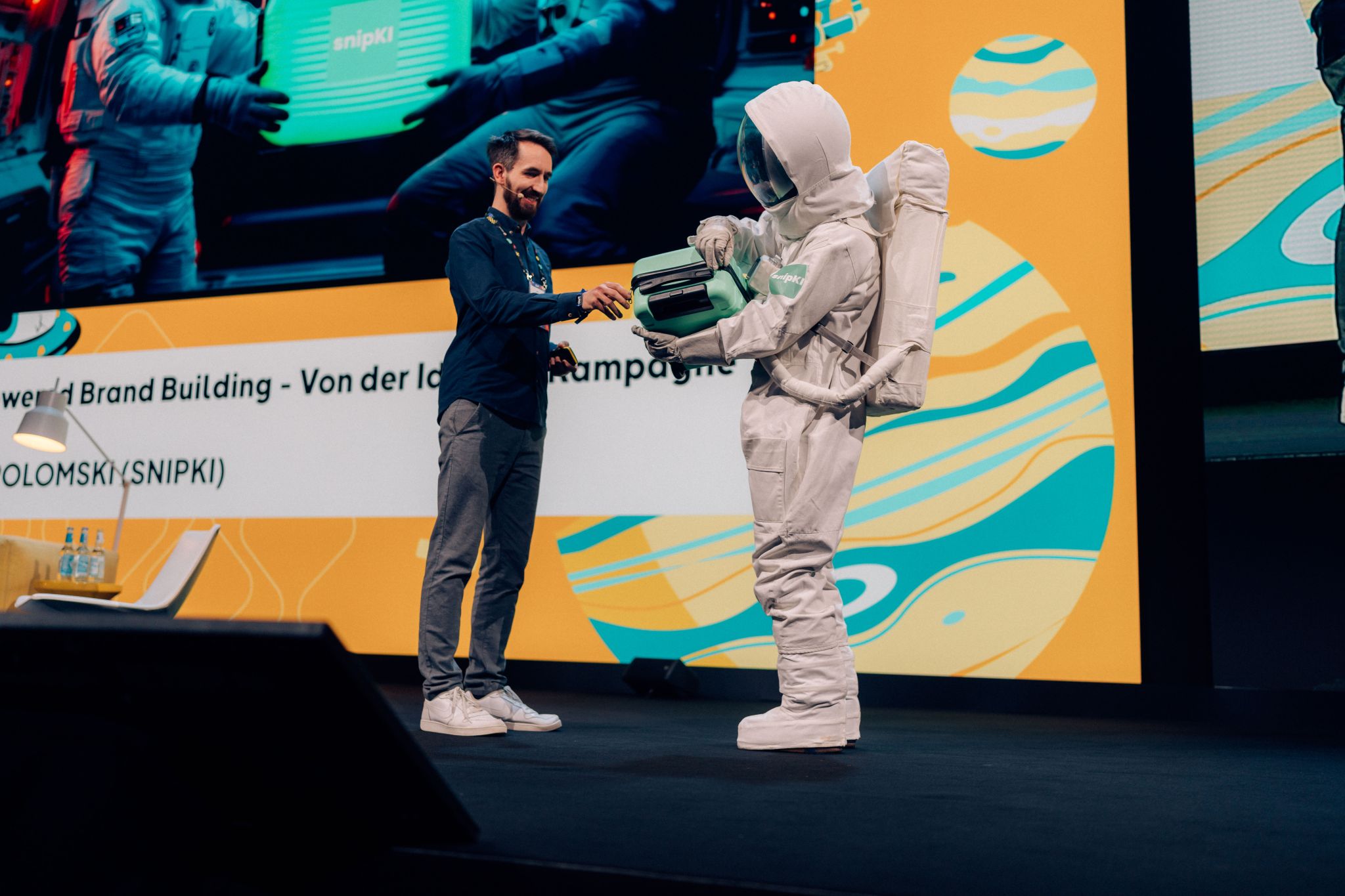 Jens Polomski mit Astronaut auf der Yellow Stage beim OMR Festival 2025